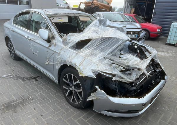 Volkswagen Passat cena 21900 przebieg: 100000, rok produkcji 2019 z Trzebnica małe 37